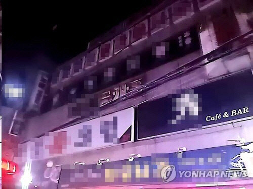 일 인천소방본부와 인천 남동경찰서에 따르면 전날 오후 10시께 인천시 남동구 한 5층짜리 상가건물 4층 계단 인근에서 불이 나고 5층 계단에서 심하게 불에 탄 시신 1구가 발견되었다. 이후 이날 오전 1시 20분께 이 상가건물 2층에서 다시 또 불이 나 10여분 만에 진화됐다. 사진은 시신이 발견된 상가건물.   인천남동소방서 제공